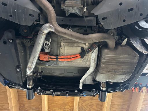 Wij hebben deze 330e voorzien van een 335i look met orginele klep verplaatsing in combinatie met het vervangen van de diffuser