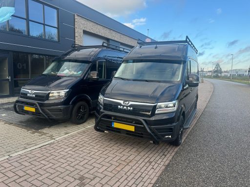 Wij hebben deze 2 MAN´s voorzien van een Stage 1 + Bak Tune, 17inch zwarte velgen zwart Bullbar en sidebars, zonneklep en spoilers.