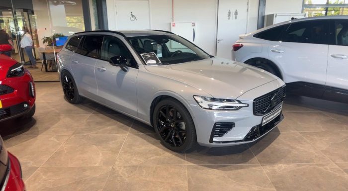 Wij hebben deze Volvo voorzien van een Stage 1 + Bak Tune, polestar 18 inch zwart gepoedercoate velgen, zwarte grill en heico spoiler 