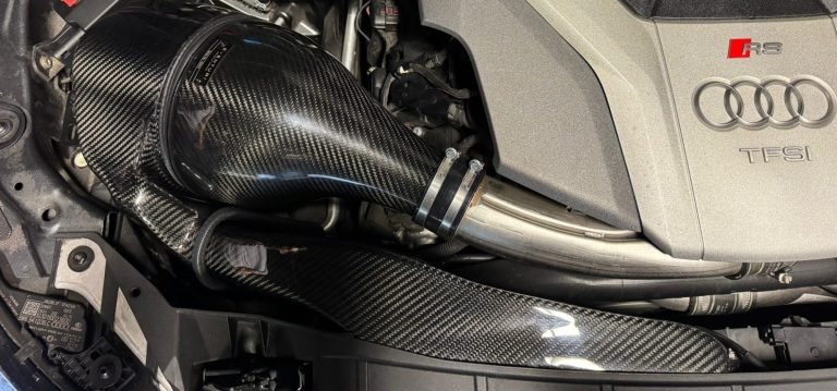 Wij hebben deze Volvo voorzien van een Stage 1 + Bak Tune, polestar 18 inch zwart gepoedercoate velgen, zwarte grill en heico poiler 